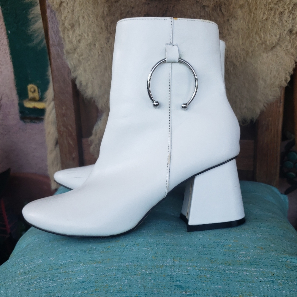 Alanzi white leather ankle boots with ring